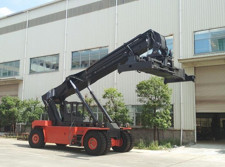 SOCMA Reach Stacker 09