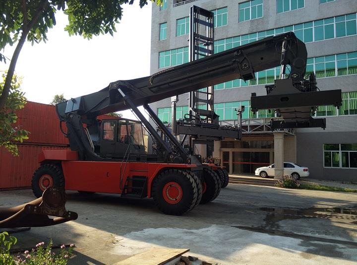 SOCMA Reach Stacker 10