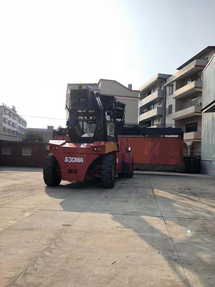 SOCMA Reach Stacker 19