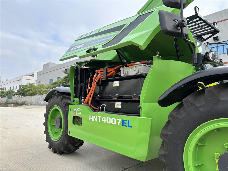 4Ton 7m Electric Telehandler With Diesel Engine ISO Certified For Farm Construction Retail Industries