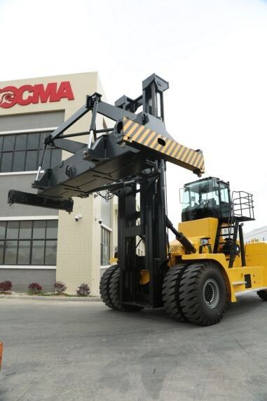 45 Ton Forklift With Stacker Handling Container