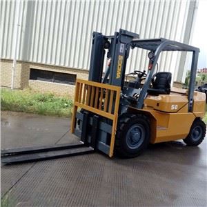 Żgħir 5 Ton Diesel Forklift Xogħol fl-Għoli tal-Lift tal-Kontenitur 4.5 Meter